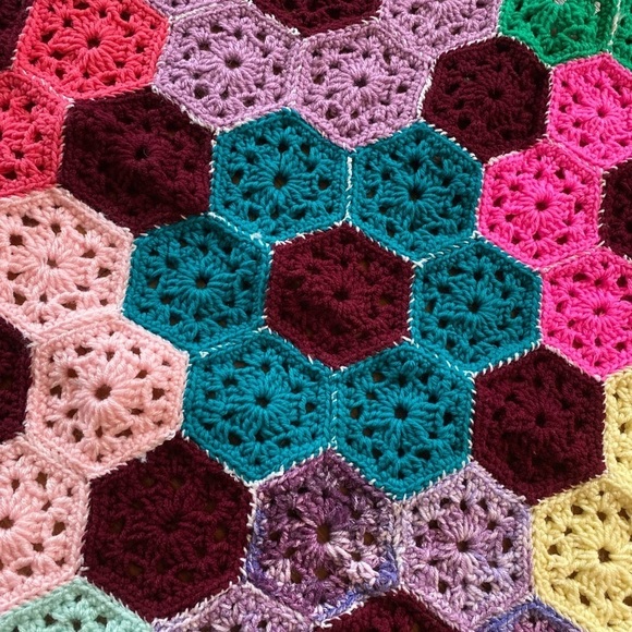 GORGEOUS oval Granny Crochet Rug Vintage 28x34 Perfect Condition - Picture 5 of 5